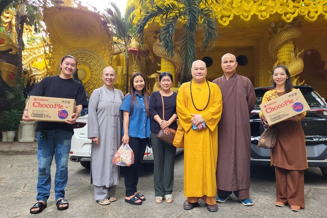 Charity to welcome Bodhisattva Avalokitesvara ‘s Birthday at Linh An Pagoda, Taiwan
