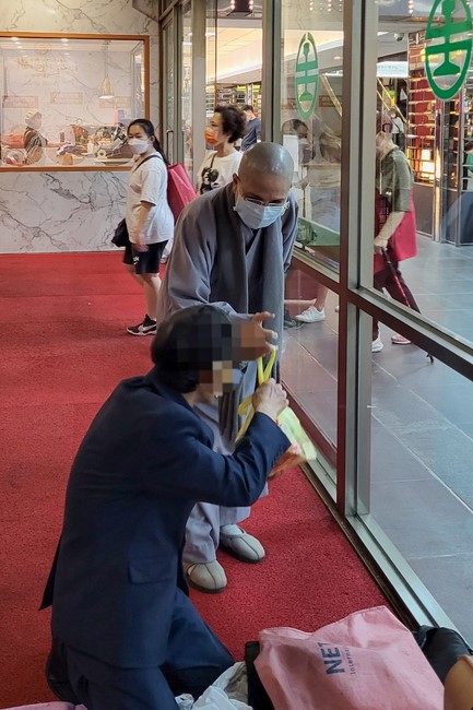 Charity to welcome Bodhisattva Avalokitesvara ‘s Birthday at Linh An Pagoda, Taiwan