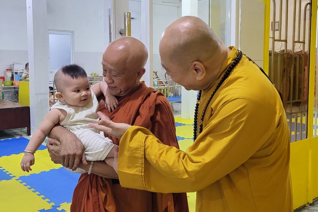 Charity to welcome Bodhisattva Avalokitesvara ‘s Birthday at Linh An Pagoda, Taiwan