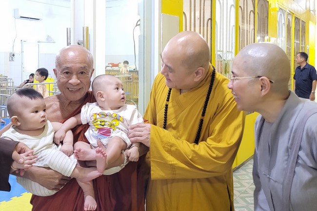 Charity to welcome Bodhisattva Avalokitesvara ‘s Birthday at Linh An Pagoda, Taiwan