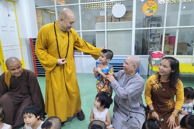 Charity to welcome Bodhisattva Avalokitesvara ‘s Birthday at Linh An Pagoda, Taiwan