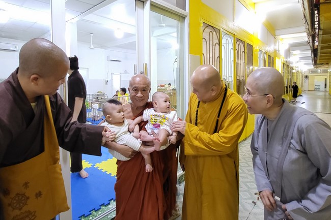 Charity to welcome Bodhisattva Avalokitesvara ‘s Birthday at Linh An Pagoda, Taiwan