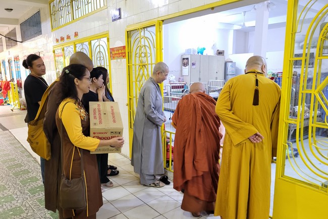Charity to welcome Bodhisattva Avalokitesvara ‘s Birthday at Linh An Pagoda, Taiwan