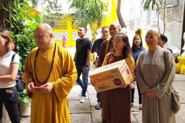 Charity to welcome Bodhisattva Avalokitesvara ‘s Birthday at Linh An Pagoda, Taiwan