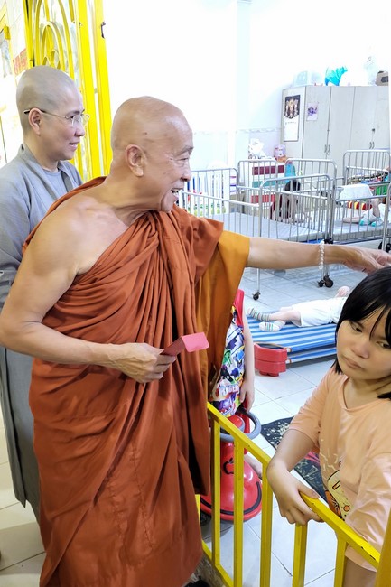 Charity to welcome Bodhisattva Avalokitesvara ‘s Birthday at Linh An Pagoda, Taiwan