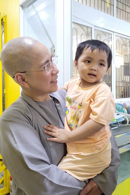 Charity to welcome Bodhisattva Avalokitesvara ‘s Birthday at Linh An Pagoda, Taiwan