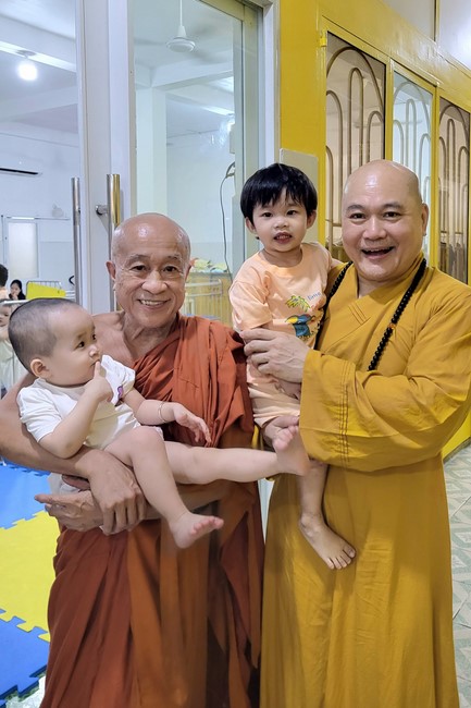 Charity to welcome Bodhisattva Avalokitesvara ‘s Birthday at Linh An Pagoda, Taiwan