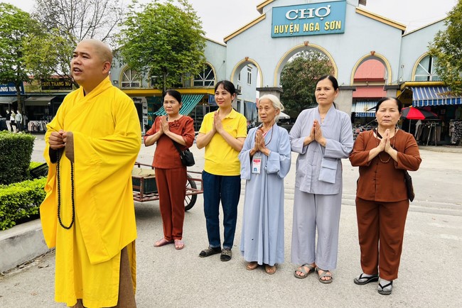 One-Day Retreat, and charity in the 1st day of lunar moon at Dong Cao Pagoda, Thanh Hoa