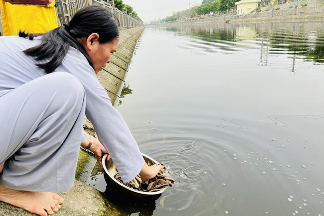 One-Day Retreat, and charity in the 1st day of lunar moon at Dong Cao Pagoda, Thanh Hoa