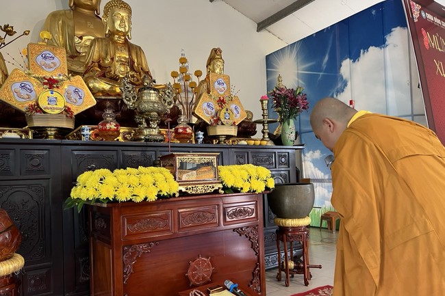 One-Day Retreat, and charity in the 1st day of lunar moon at Dong Cao Pagoda, Thanh Hoa