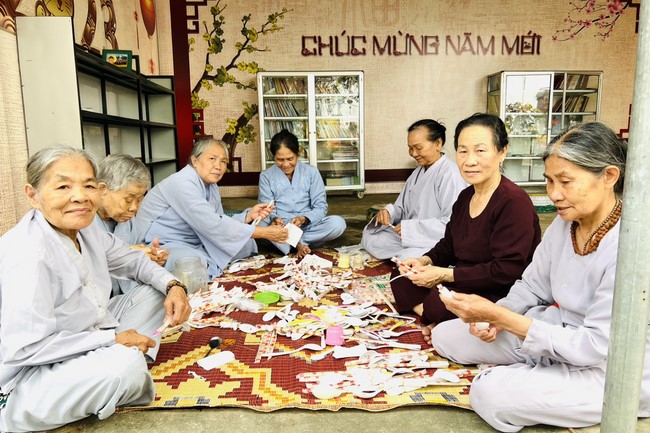 One-Day Retreat, and charity in the 1st day of lunar moon at Dong Cao Pagoda, Thanh Hoa