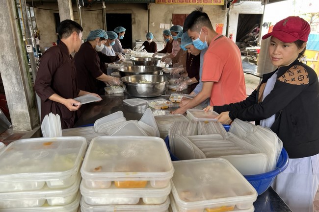 One-Day Retreat, and charity in the 1st day of lunar moon at Dong Cao Pagoda, Thanh Hoa
