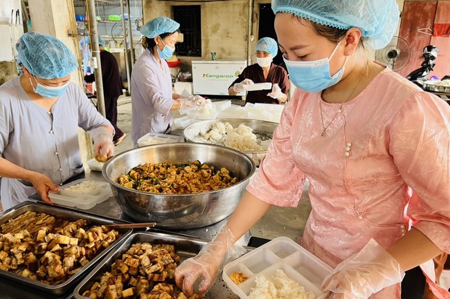 One-Day Retreat, and charity in the 1st day of lunar moon at Dong Cao Pagoda, Thanh Hoa