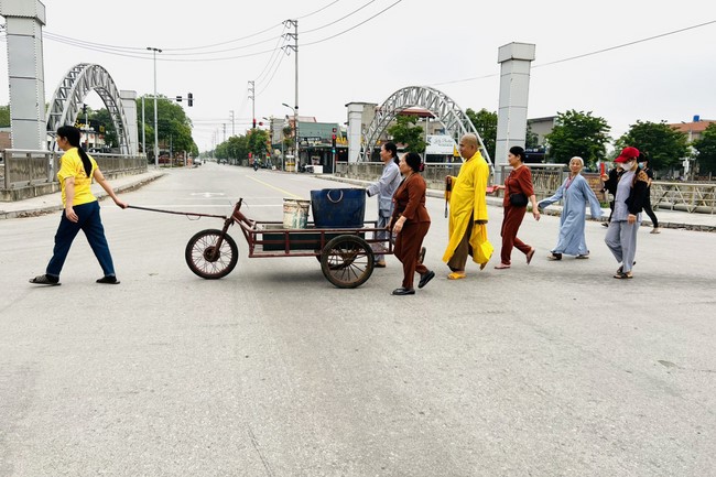 One-Day Retreat, and charity in the 1st day of lunar moon at Dong Cao Pagoda, Thanh Hoa