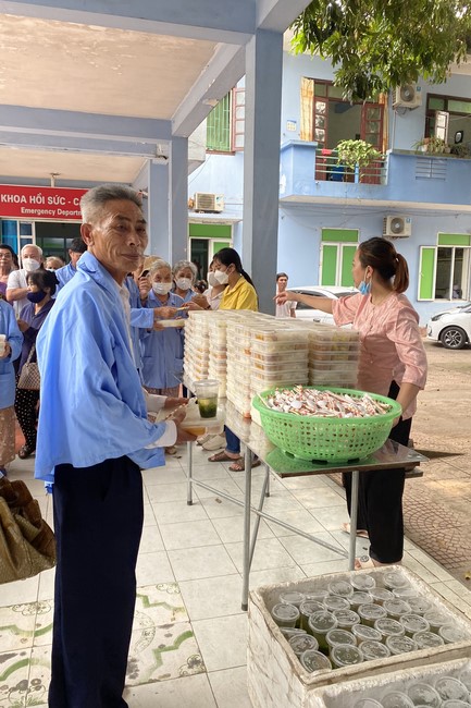 One-Day Retreat, and charity in the 1st day of lunar moon at Dong Cao Pagoda, Thanh Hoa