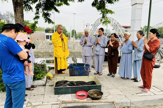 One-Day Retreat, and charity in the 1st day of lunar moon at Dong Cao Pagoda, Thanh Hoa