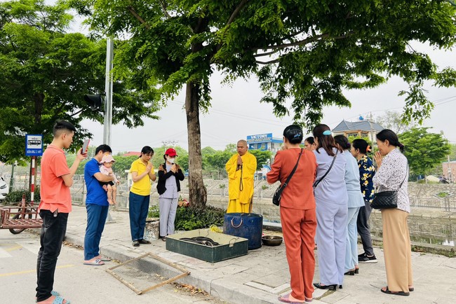 One-Day Retreat, and charity in the 1st day of lunar moon at Dong Cao Pagoda, Thanh Hoa