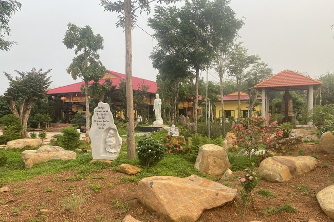 Repentant ceremony on (intercalary) Feb. 29th, Year of the Cat at  Suoi Phap Pagoda, Tay Ninh