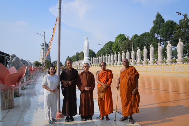 Visiting and exchanging Buddhist culture at Hoang Phap pagoda of Doctors of Buddhist Studies Thailand - India