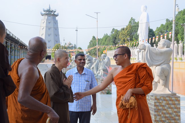 Visiting and exchanging Buddhist culture at Hoang Phap pagoda of Doctors of Buddhist Studies Thailand - India