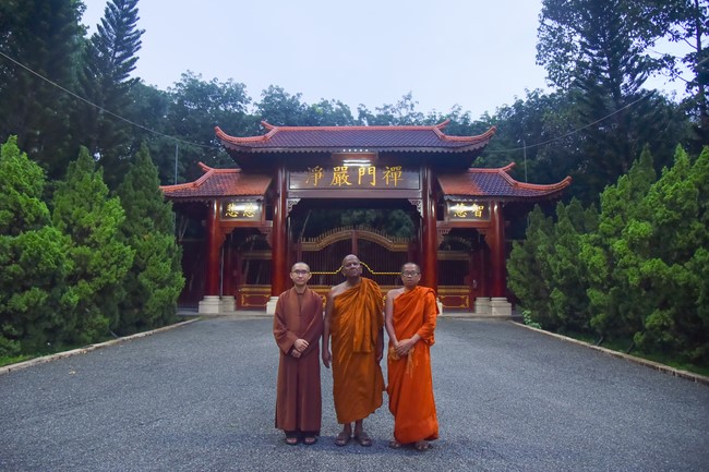 Visiting and exchanging Buddhist culture at Hoang Phap pagoda of Doctors of Buddhist Studies Thailand - India