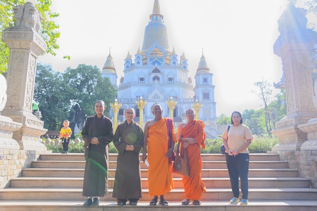 Visiting and exchanging Buddhist culture at Hoang Phap pagoda of Doctors of Buddhist Studies Thailand - India