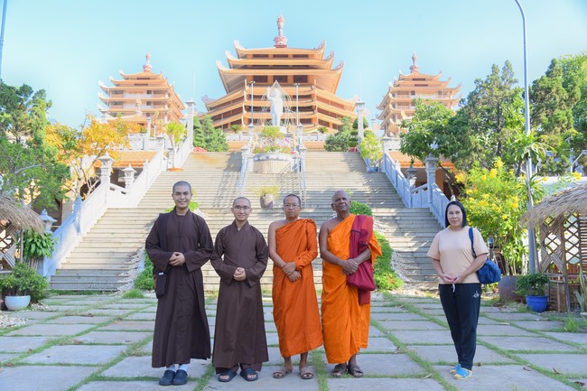 Visiting and exchanging Buddhist culture at Hoang Phap pagoda of Doctors of Buddhist Studies Thailand - India