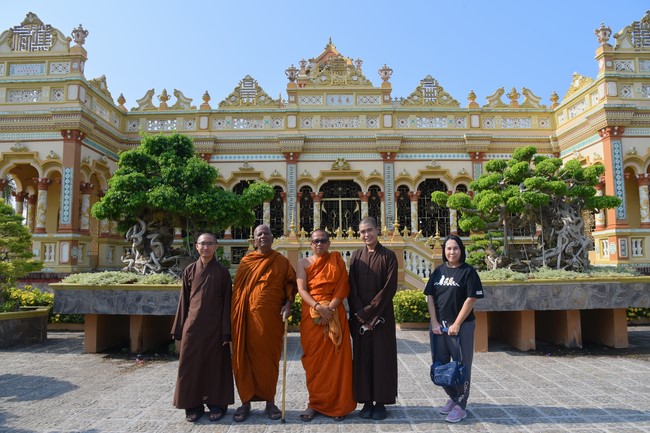 Visiting and exchanging Buddhist culture at Hoang Phap pagoda of Doctors of Buddhist Studies Thailand - India