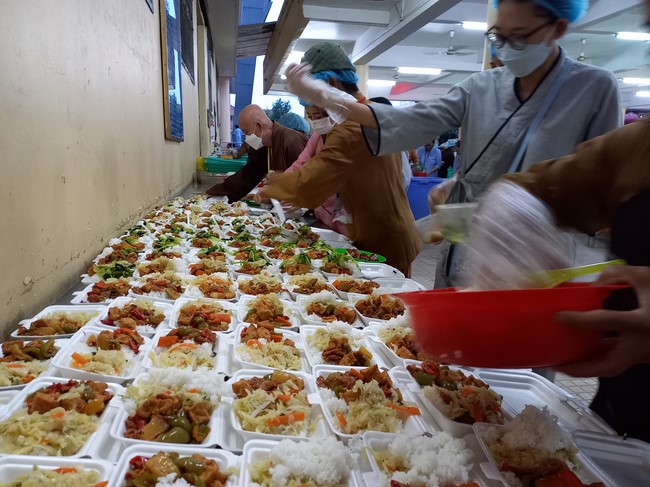 Giving box-lunch portions on occasion the 99th Seven-Day Retreat