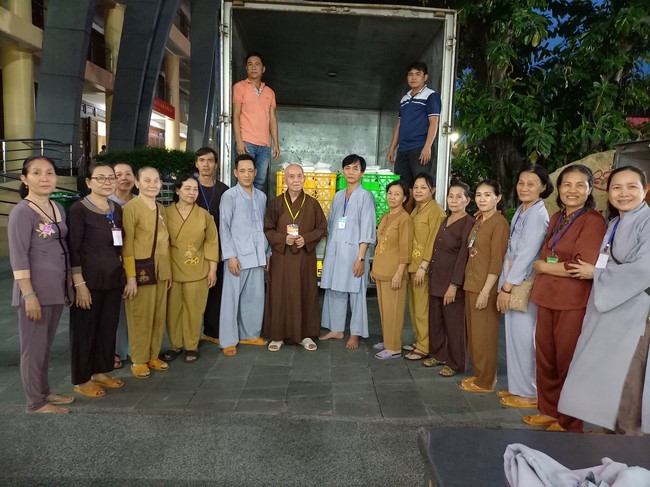 Giving box-lunch portions on occasion the 99th Seven-Day Retreat