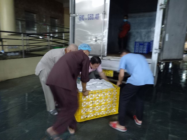 Giving box-lunch portions on occasion the 99th Seven-Day Retreat