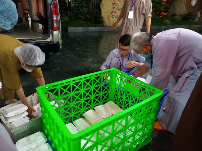 Giving box-lunch portions on occasion the 99th Seven-Day Retreat