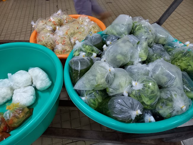 Giving box-lunch portions on occasion the 99th Seven-Day Retreat