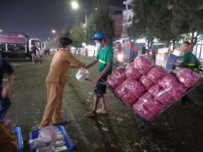 Giving box-lunch portions on occasion the 99th Seven-Day Retreat