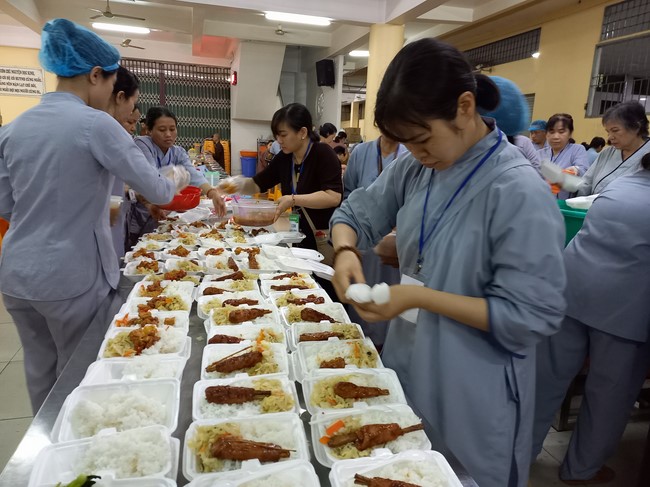 Giving box-lunch portions on occasion the 99th Seven-Day Retreat