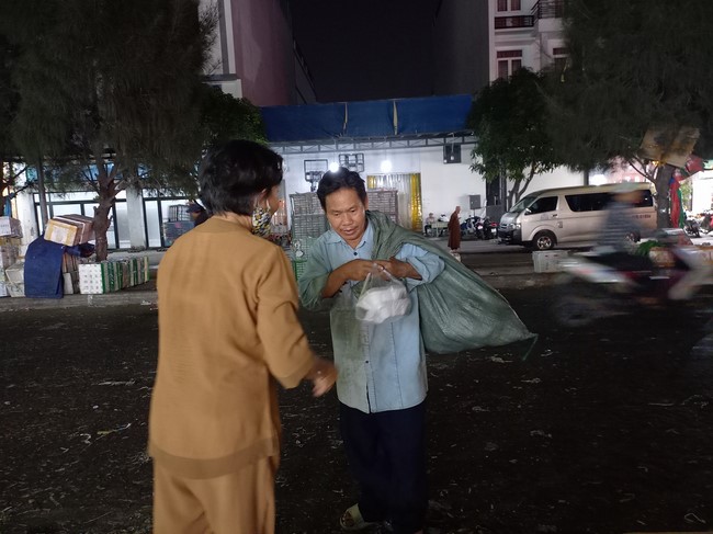 Giving box-lunch portions on occasion the 99th Seven-Day Retreat