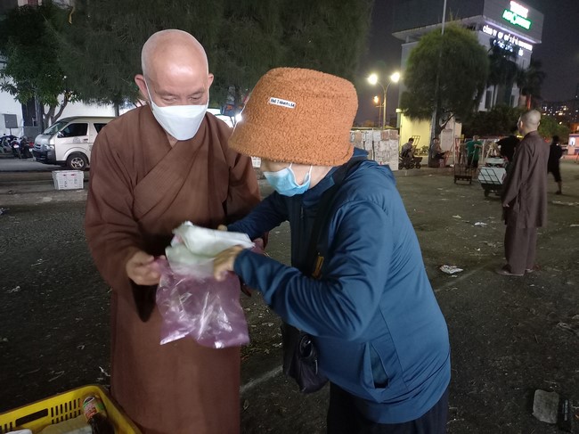 Giving box-lunch portions on occasion the 99th Seven-Day Retreat