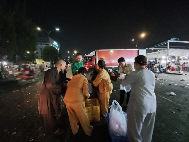 Giving box-lunch portions on occasion the 99th Seven-Day Retreat