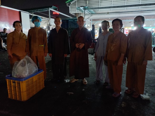 Giving box-lunch portions on occasion the 99th Seven-Day Retreat