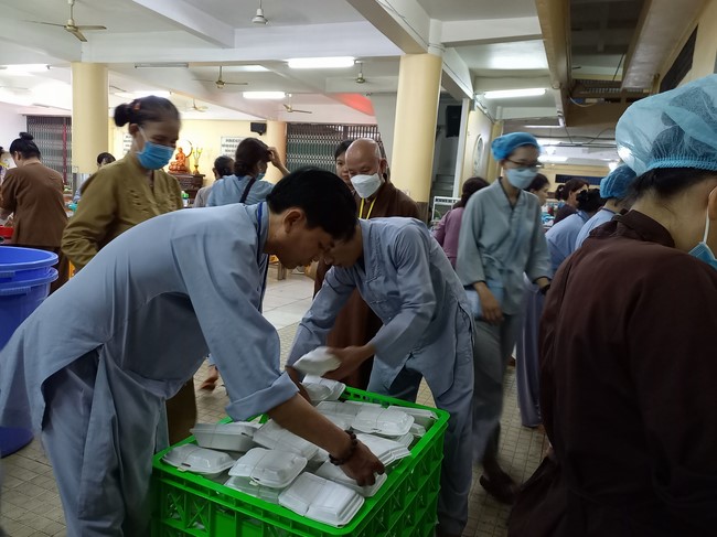 Giving box-lunch portions on occasion the 99th Seven-Day Retreat