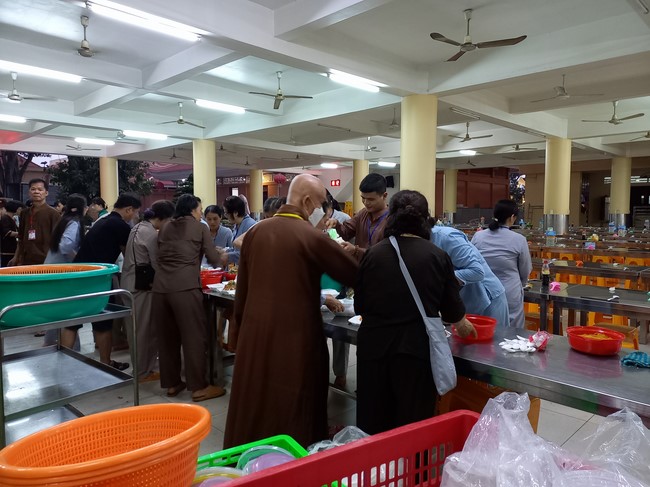 Giving box-lunch portions on occasion the 99th Seven-Day Retreat