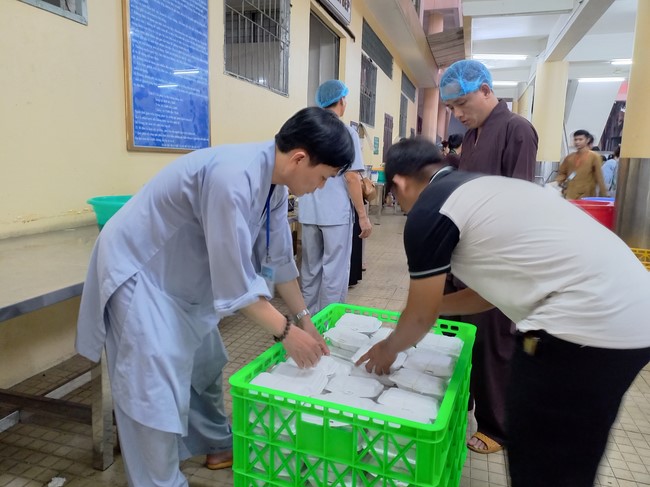 Giving box-lunch portions on occasion the 99th Seven-Day Retreat