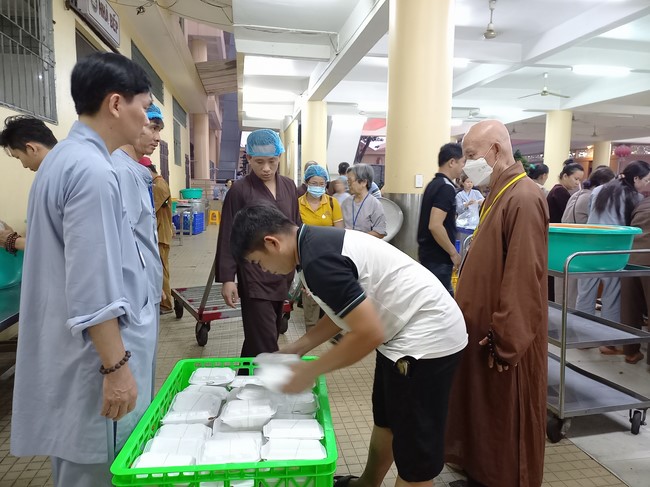 Giving box-lunch portions on occasion the 99th Seven-Day Retreat