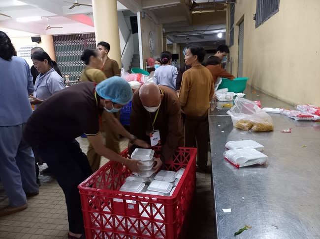 Giving box-lunch portions on occasion the 99th Seven-Day Retreat