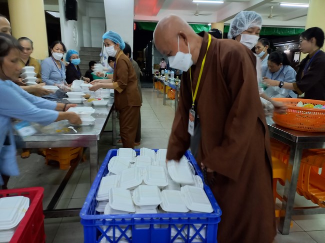 Giving box-lunch portions on occasion the 99th Seven-Day Retreat