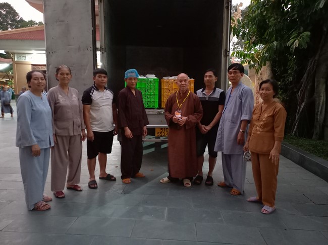 Giving box-lunch portions on occasion the 99th Seven-Day Retreat