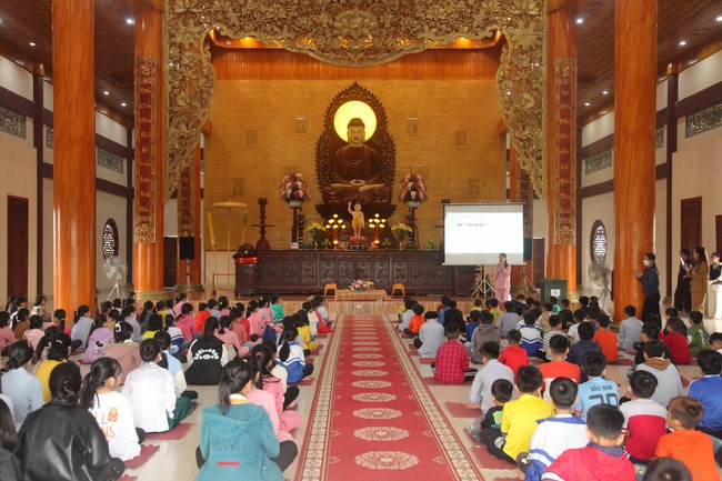 Youth towards Buddhism Retreat at Giai Lam pagoda, Ha Tinh