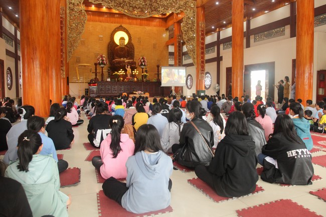 Youth towards Buddhism Retreat at Giai Lam pagoda, Ha Tinh
