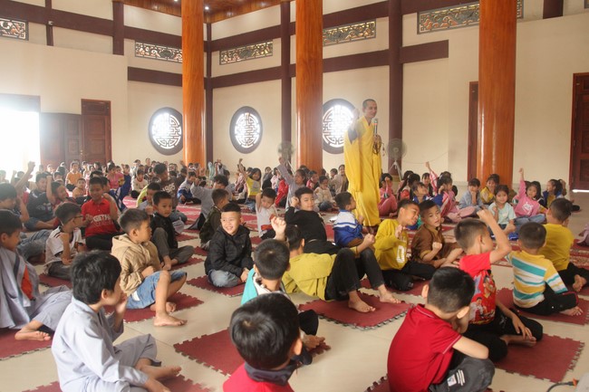 Youth towards Buddhism Retreat at Giai Lam pagoda, Ha Tinh