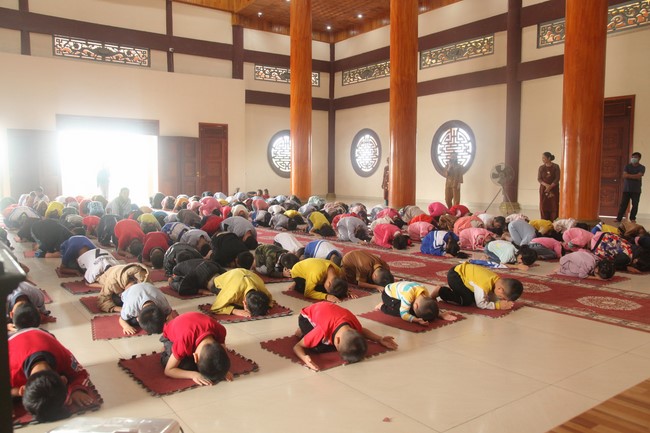 Youth towards Buddhism Retreat at Giai Lam pagoda, Ha Tinh